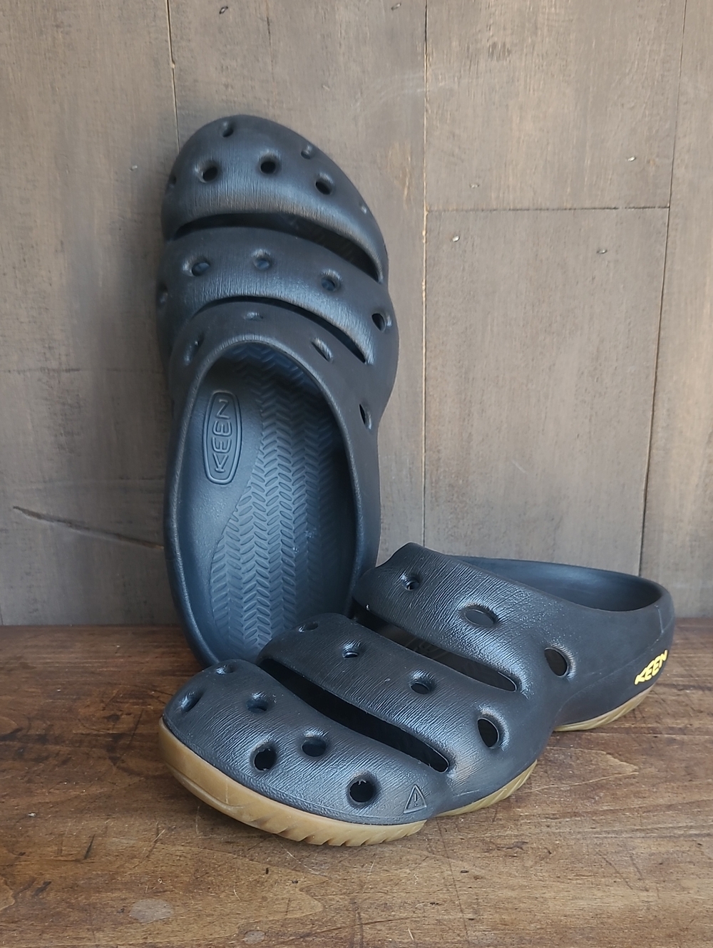 EUC KEEN Yogui Arts Clogs Men's sz 12 Black Slip-On Rubber Clogs w/Tan Outsole